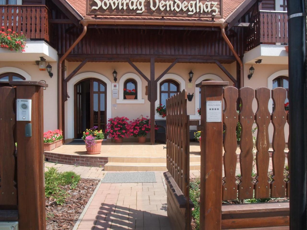 ホテル Sovirag Vendeghaz ホルトバージ エクステリア 写真